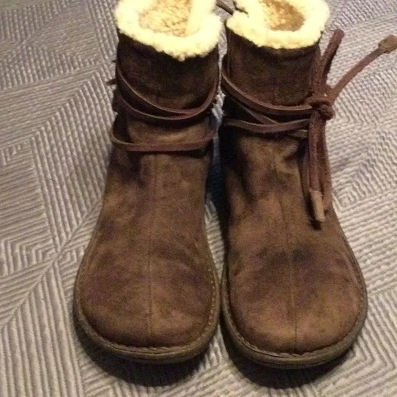 UGG size 8 brown suede boots for women - Picture 2 of 10